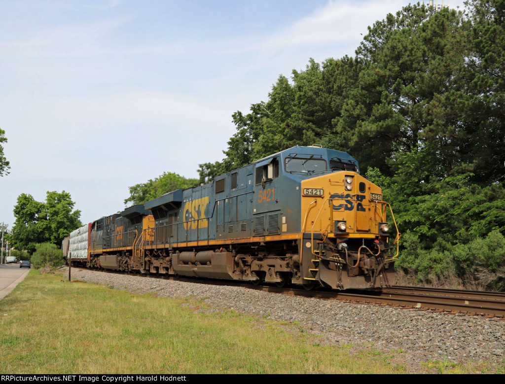 CSX 5421 leads train L620-26 past the S 165 milepost 